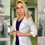 Enfermera rusa trabaja en ropa interior durante la pandemia.